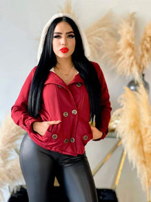 Chaqueta de moda forrada de sherpa con cremallera y botones.